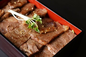 カルビ　焼肉　黒毛和牛　国産牛　特選カルビ重　カルビ丼