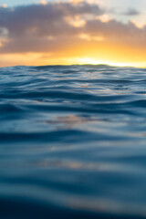 Obraz premium Hawaiian Sunset Over Rolling Waves