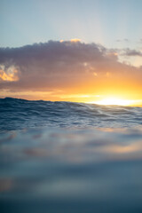 Obraz premium Golden Hour Waves at Sunset