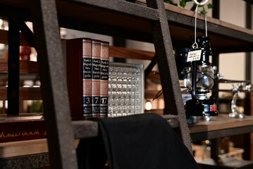 アンティーク棚にレイアウトされた本やクリスタル置物とLEDランタン