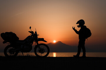 夕日とバイクとライダー シルエット 影