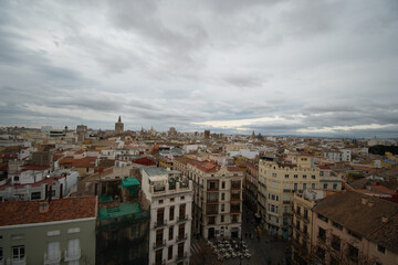 Vistas de la ciudad de Valencia en un d&iacute;a nublado