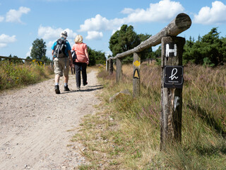 Senioren Paar - Wandern in der Lüneburger Heide - Heideschleife Rundwanderwege