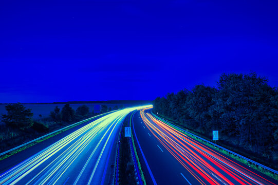 Langzeitbelichtung - Autobahn - Strasse - Traffic - Travel - Background - Line - Ecology - Highway - Long Exposure - Motorway - Night Traffic - Light Trails - High quality photo	