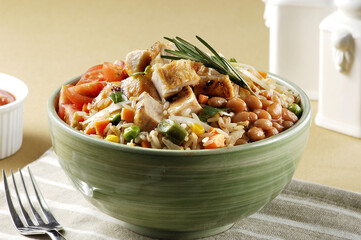 닭가슴살과 여라가지 야채를 같이볶은 볶음밥.