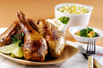 맛있게 튀겨진 닭다리 요리와 채소와 옥수수콘치즈.