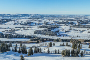 Das verschneite Allgäu bei Mittelberg an einem romantischen Winterabend von oben
