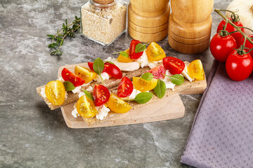Grain bread with tomato and cream cheese
