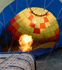 Obraz premium A hot air balloon with a fire in the bottom of it