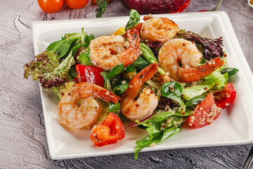 Salad with prawn and quinoa