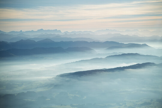 Adelegg, Schwarzer Grat, Nagelfluhh&ouml;hen, Hauchenbergzug und Allg&auml;u (zwischen Isny und Niedersonthofen) bei Inverionswetterlage; im Hintergrund S&auml;ntis und Allg&auml;uer Alpen