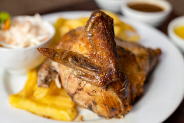 Pollo a la brasa con papas fritas y ensalada