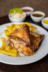 Pollo a la brasa con papas fritas y ensalada