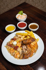 Pollo a la brasa con papas fritas y arroz chaufa samsi