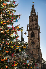 Bolzano between dusk and night. Christmas atmospheres among the historic buildings. Advent.