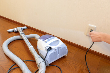 掃除機の電源プラグをコンセントに差し込む