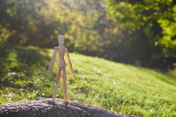 秋の公園に立っている可愛いマネキン人形の様子