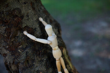 公園の森に大きな木と遊ぶ可愛いマネキン人形の様子