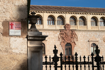 Obraz premium Palacio episcopal en el casco antiguo de la ciudad patrimonio de Alcala de Henares, Madrid, España.