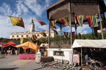 Mercado cervantino en el centro historico de Alcalá de Henares, Madrid, España.