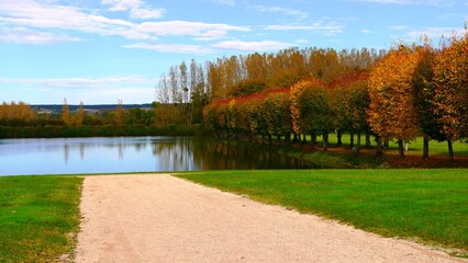 Lac et jardin en automne du château de la Motte Tilly du XVIIIe siècle style Louis XV dans l'Aube, région Grand Est france, europe