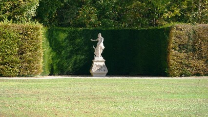 Statue de Diane et son chien dans le jardin en automne du château de la Motte Tilly du XVIIIe...