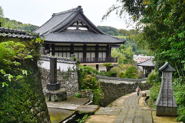 長崎県平戸市 寺院と教会の見える道を下る