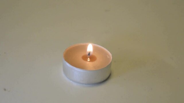 Piccola candela che arde