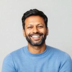 Obraz premium Smiling middle-aged man in blue sweater portrait