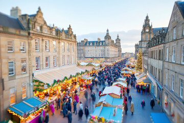 Obraz premium Bustling Christmas market street with festive decorations