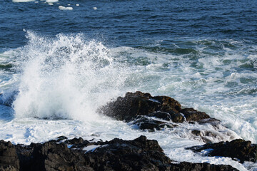 岩に砕け散る波しぶき