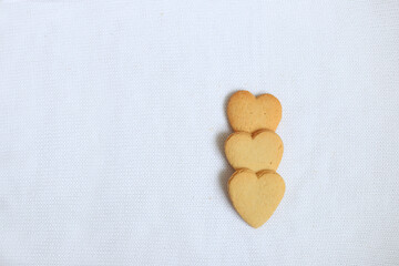 Fototapeta premium background made up of an array of heart-shaped cookies, perfectly decorated for Valentine's Day