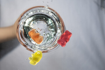 wasser eintauchen fruchtgummi von unten
