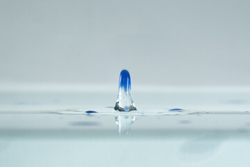 farbe tropfen wasser blau