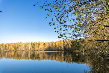 Obraz premium A lake with a blue sky in the background