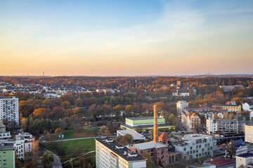 Obraz premium A look from of part of the city of Chemnitz, showing the popular public park and lake and business and residential buildings.