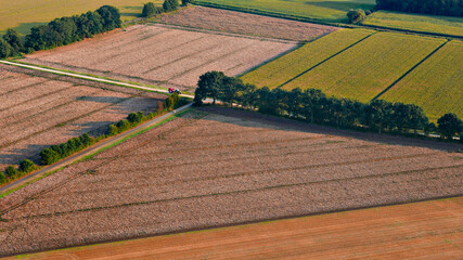 Luftaufnahme von landwirtschaftlichen Feldern mit Trecker in Norddeutschland.