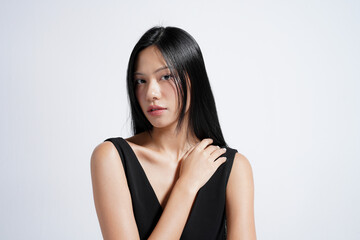 Obraz premium 黒いドレスを着た若い女性のスタイリッシュなポートレート