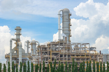 Obraz premium Fuel oil and gas petroleum building with distillation columns, Crude oil refinery process plant large construction complex building in petrochemical industrial.