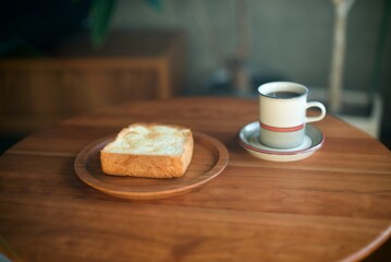 朝ごはんのバタートーストとホットコーヒー