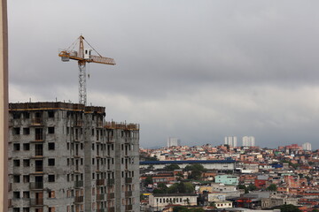 Predio em construção em um dia nublado