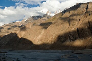 View of the Braldu river valley and mountain ridges of the Karakoram range, near Paju camp. Gilgit-Baltistan. Pakistan. Asia.