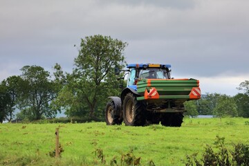 Centrifugal fertiliser spreader agricultural machine