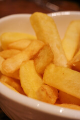 お皿に盛られたフライドポテト
