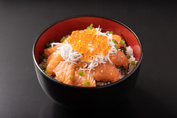 海鮮丼（サーモン　しらす　いくら）