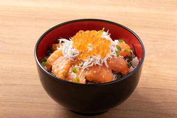 海鮮丼（サーモン　しらす　いくら）