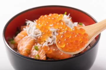 海鮮丼（サーモン　しらす　いくら）