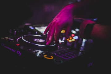 Halloween - Party - Feier - Event - DJ - Musik - Mischpult