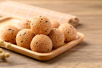 Sesame ball, Fried glutinous rice flour coated with sesame seeds and filled with mung bean, red bean paste or sweet coconut