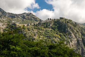 Naklejka premium Walls of the Kotor Fortress with mountains and blue sky, Montenegro